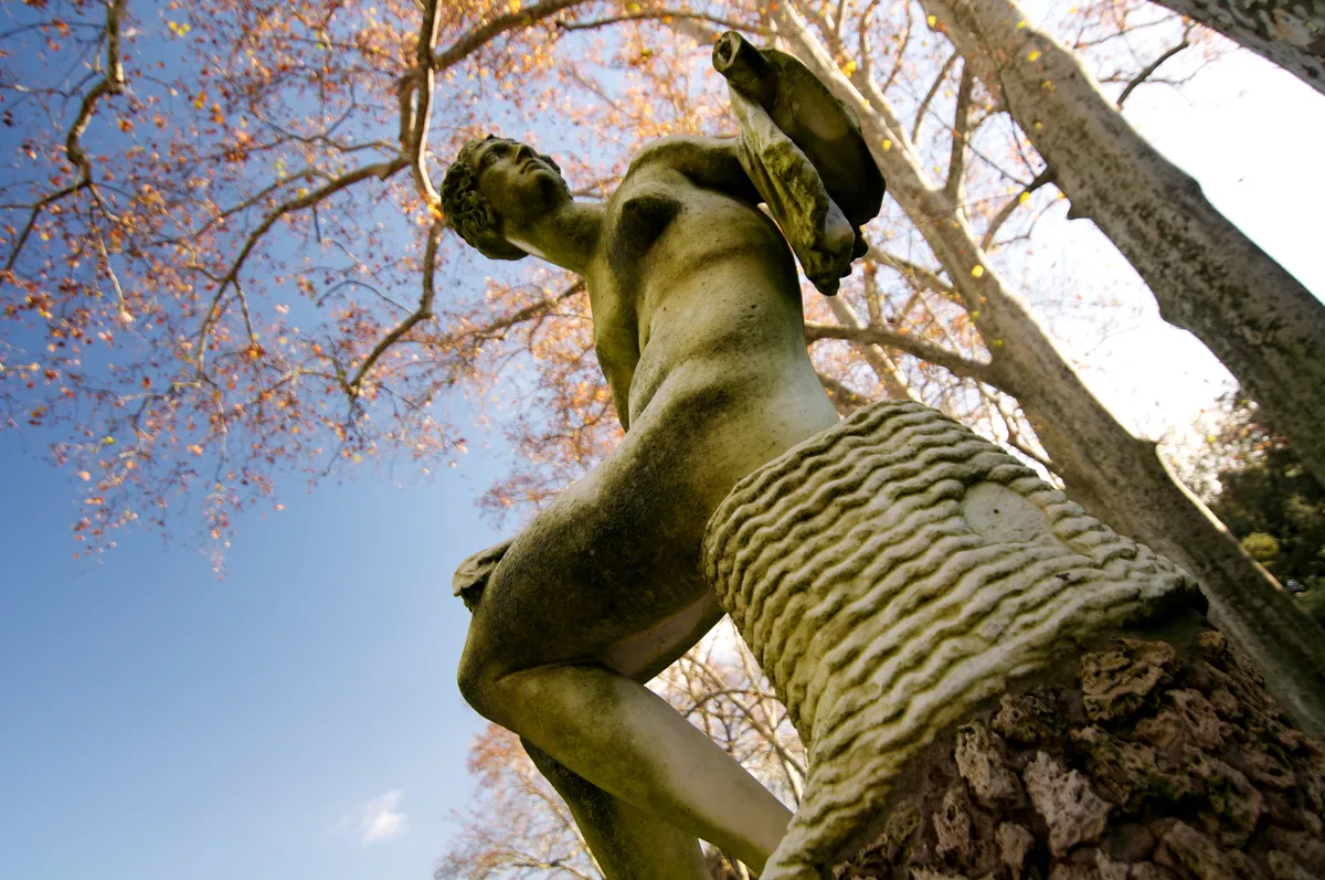 statue